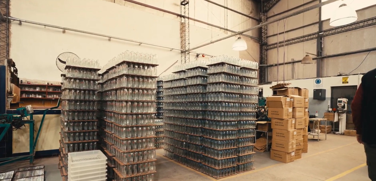 Planta de producción con envases preparados para decorar
